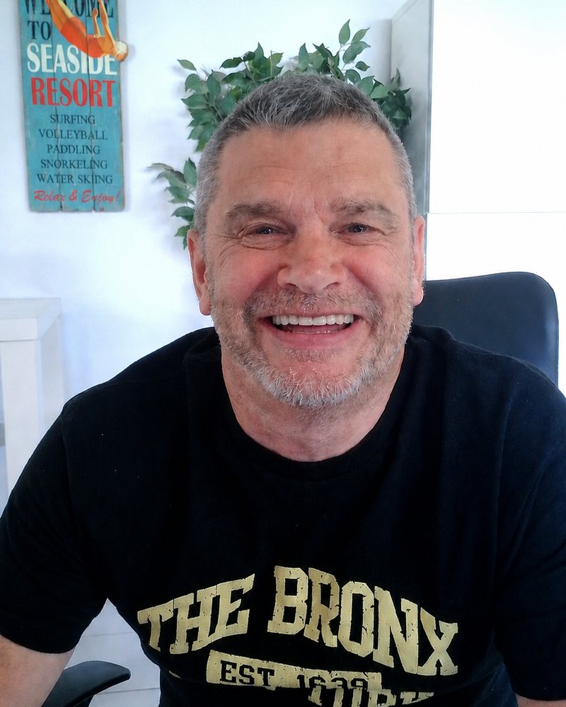 Olivier, créateur UGC de 55 ans, souriant face caméra